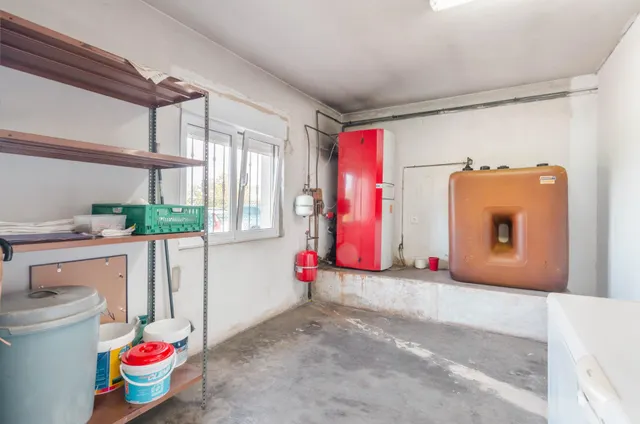 Casa con finca, seis dormitorios y amplio garaje a tres minutos del centro de noreña — 36