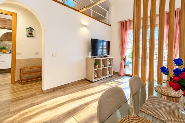 Apartamento con encanto de 1 dormitorio, buhardilla y terraza en Los Cristianos — 6