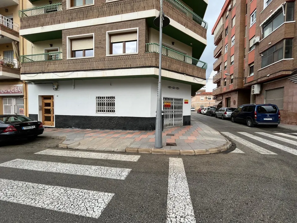 Local en Avenida de Elda de Petrer - ¡Oportunidad Única!