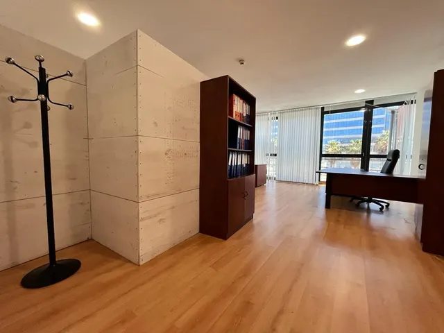 Alquiler de oficina exterior con dos plazas de garaje en Edificio Azabache — 9