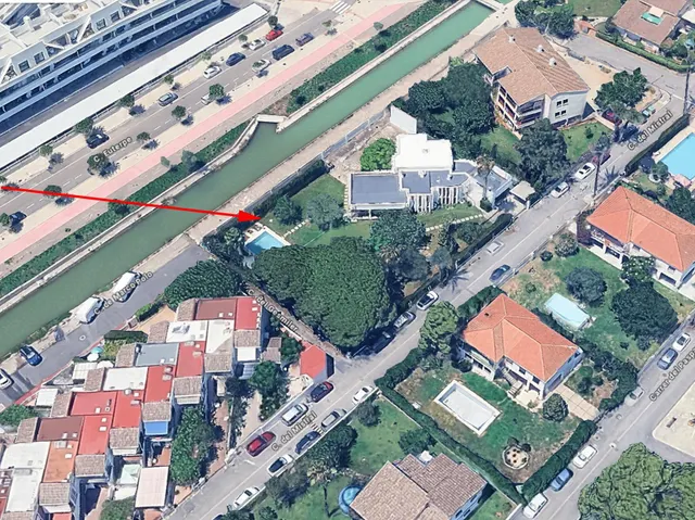 Se vende villa próxima al término municipal de Benicàssim, muy cerca de la playa. La casa está sobre una parcela de 1.889 m2, de la cual saldrían 3 parcelas de 629 m2 en caso de querer dividir el — 19