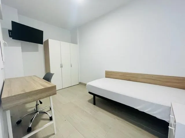 Planta baja enfrente de la universidad con 4 habitaciones — 3