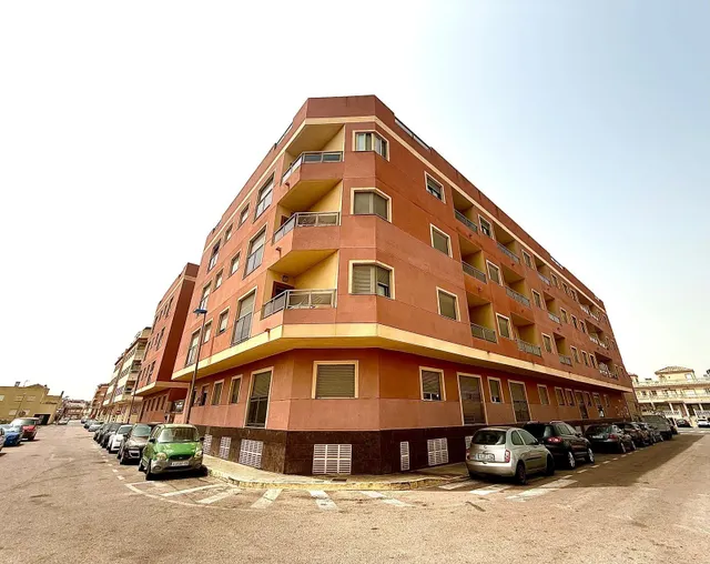 Apartamento de 2 dormitorios con plaza de aparcamiento y tra