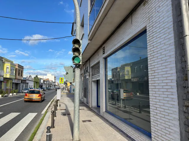 Local comercial a estrenar con gran fachada y máxima visibil - foto 3