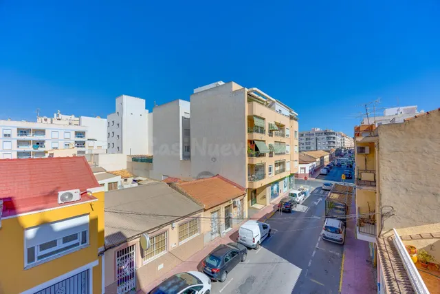 Amplio piso con 4 dormitorios, terraza y garaje en el centro de Torrevieja — 5