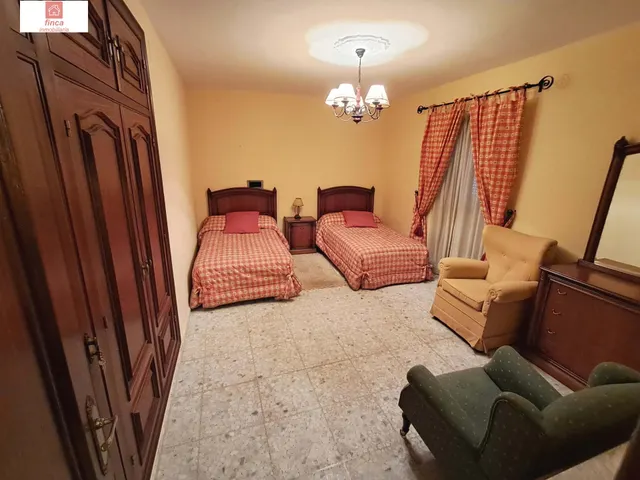 Se vende vivienda doble en Montijo, zona centro, plaza santa clara, a tres calles, con garaje y piscina — 11