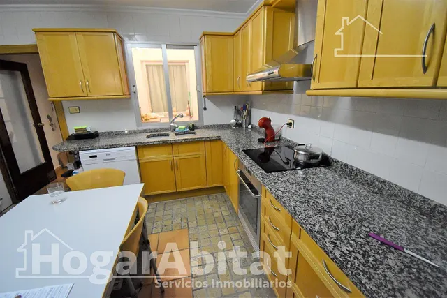Amplia casa con terraza y balcón — 31