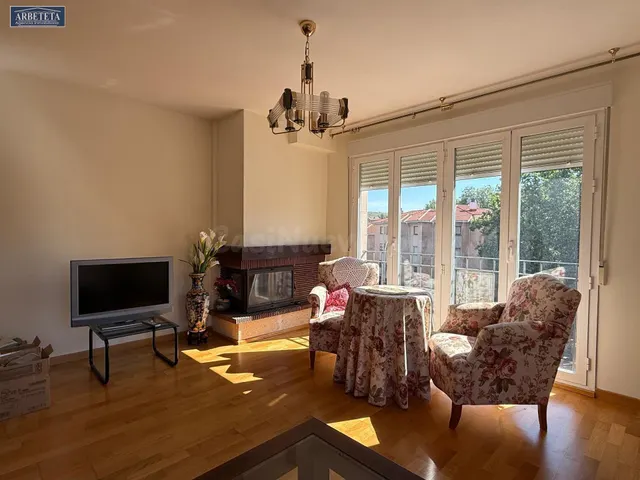 ARBETETA INMOBILIARIA VENDE PISO EN SIGUENZA DE TRES DORMITO - foto 4
