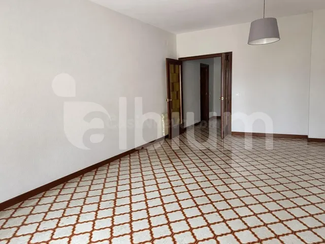 Amplio piso de 4 habitaciones con terraza, parking y trastero — 3