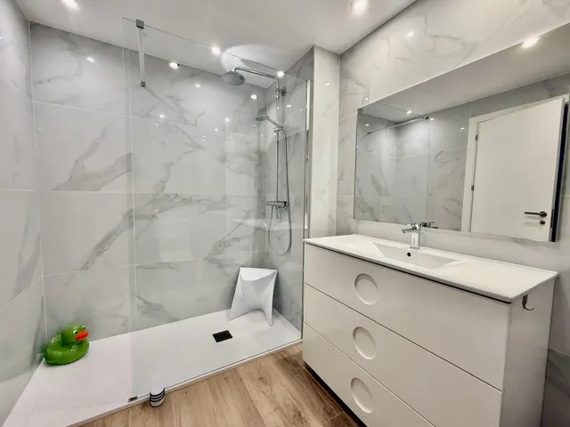 Apartamento reformado con vistas al mar, terraza y parking incluido en poniente, Benidorm — 23
