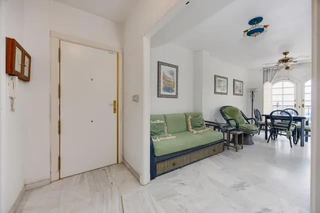 Apartamento de tres dormitorios y dos baños en residencial Duquesa Beach, primera línea de la playa de los locos — 11