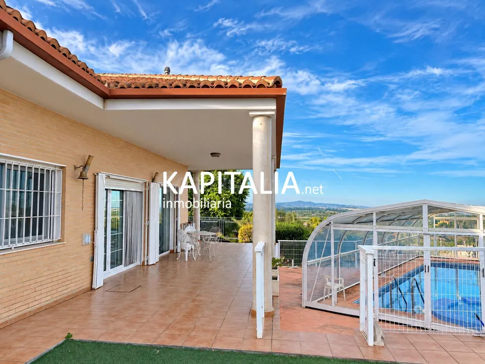Chalet en VENTA en San Cristóbal, Alberic, con piscina privada cubierta, jardín y parcela de más de 1.000 m2