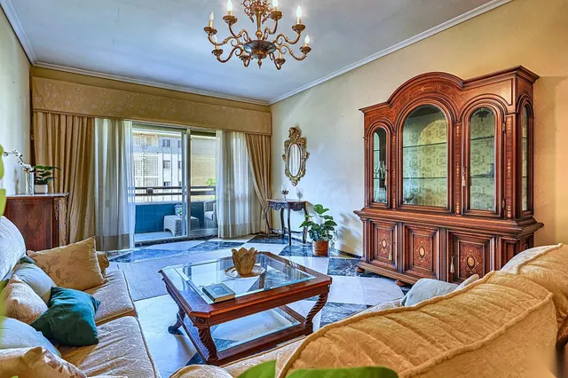 Vivienda señorial de 262 m2 en Ronda de Capuchinos — Casco A - foto 4