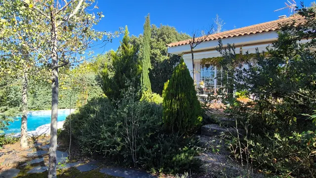 Precioso chalet con espectacular piscina y jardín autóctono — 16