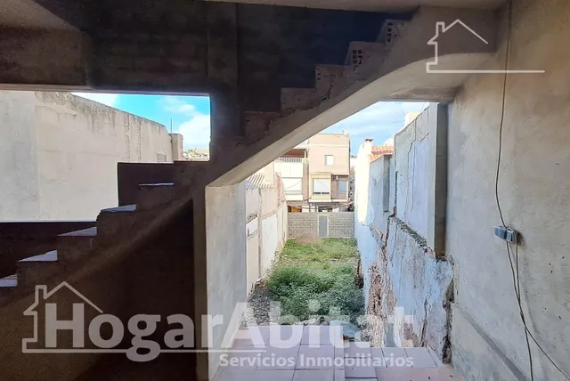 ¡OPORTUNIDAD INCREÍBLE! TERRENO URBANO AMPLIO Y CON COCHERA — 24