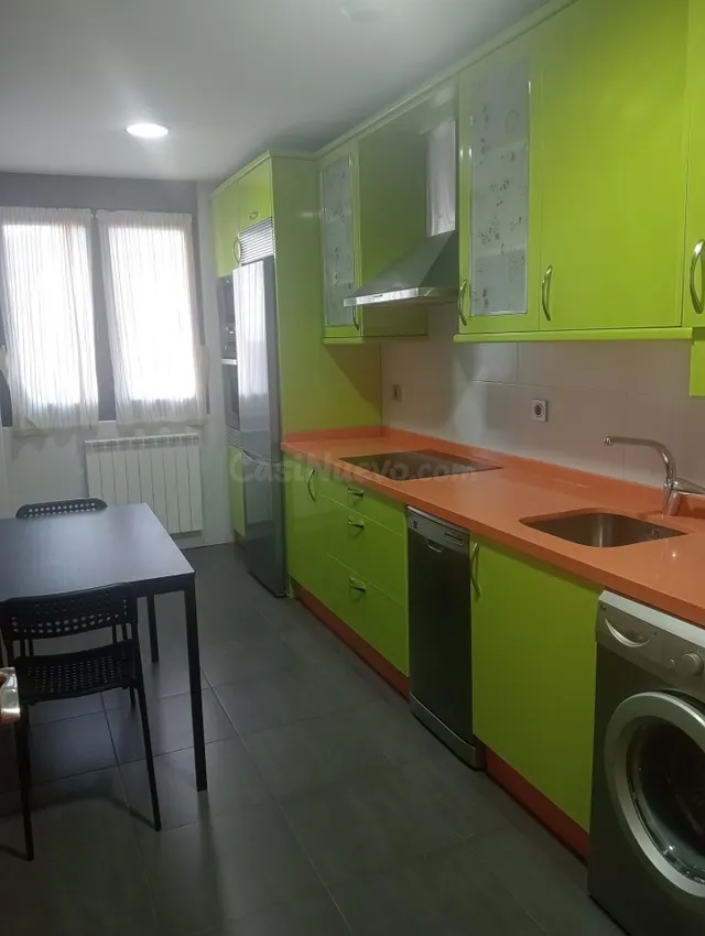 SE VENDE APARTAMENTO EN EL CENTRO, COCINA AMUEBLADA, SALÓN, 