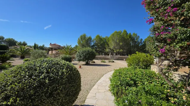 Chalet con piscina, gran parcela y licencia turística — 29
