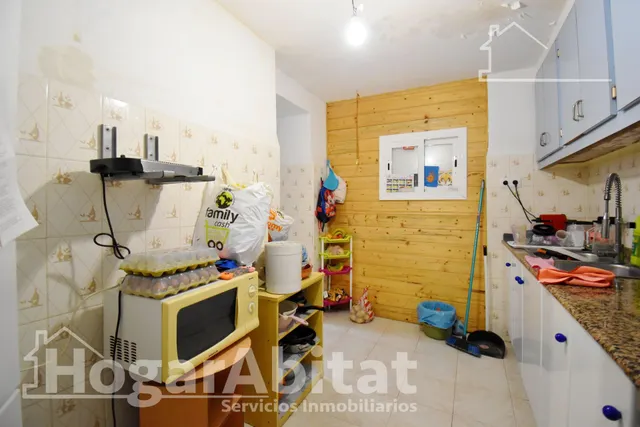 Casa luminosa y esquinera con balcón y dos terrazas, toda amueblada, en el centro — 7