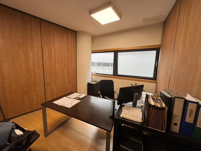 SE ALQUILAN OFICINAS EN LOS BARRIOS, AZABACHE CENTRO DE NEGOCIOS. — 6