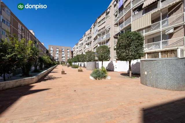 Planta baja con terraza privada, 3 dormitorios, 2 baños y garaje — 24