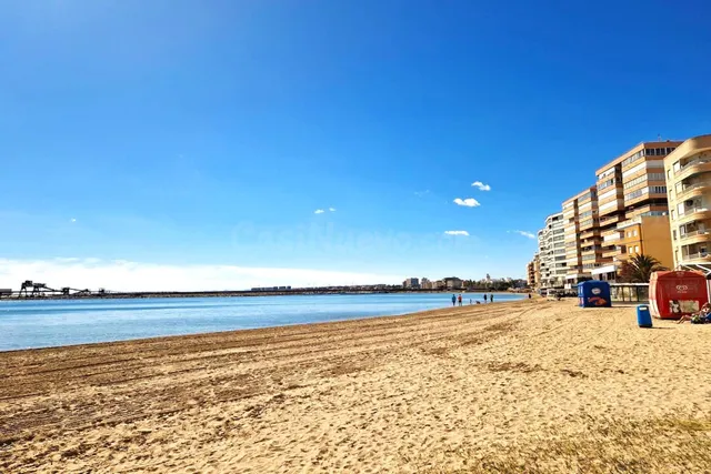 Amplio apartamento (aprox. 90 m2 - 2.ª planta) en primera línea de Playa del Acequión. Gran balcón con vistas al mar (suroeste), piscina comunitaria, cerca del centro, y directamente en la playa. — 45