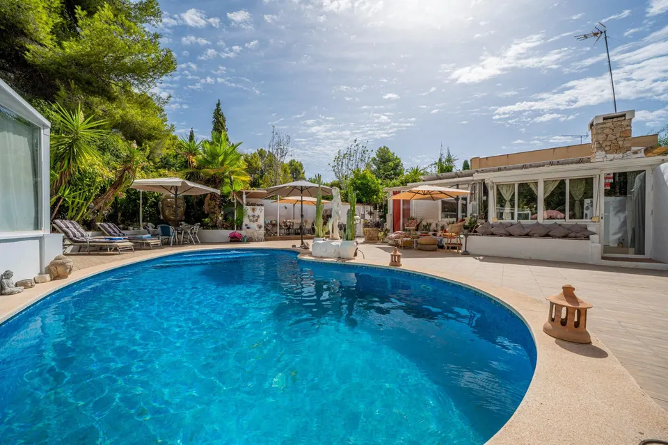 Casa con piscina y gran privacidad en parcela de 1.000 m2