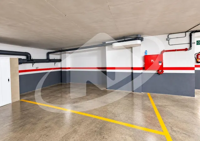 Impresionante Piso Reformado en Sabadell con Vistas y Comodidades — 28