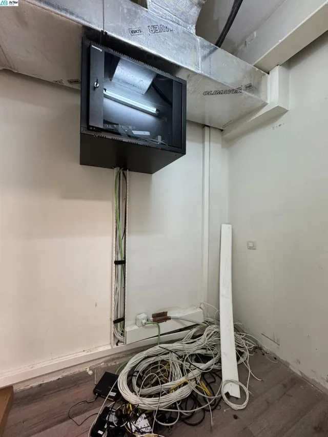 OFICINA EN C/ PARÍS JUNTO AV. DIAGONAL — 13