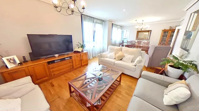 ¡DISPONIBLE!! vivieda de 5 habitaciones y tres baños en Resi