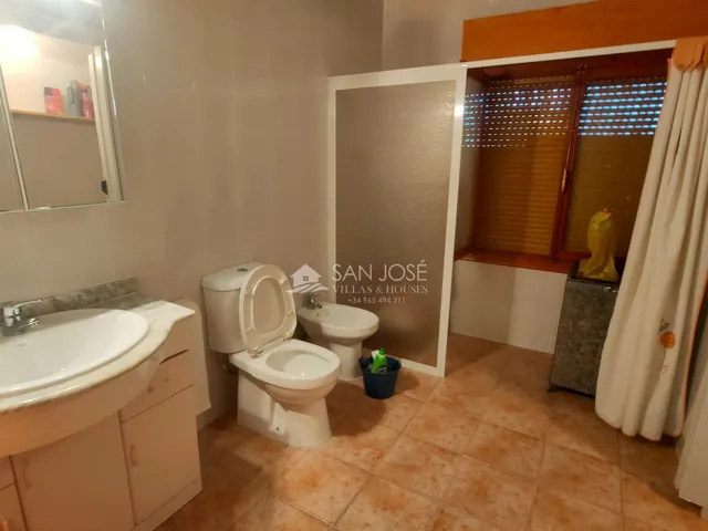 SE VENDE CHALET CON PISCINA EN MUY BUEN ESTADO EN ASPE ZONA DE UCHEL — 47