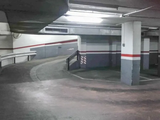 AMPLIA PLAZA DE PARKING A LA VENTA EN SAGRADA FAMILIA — 5