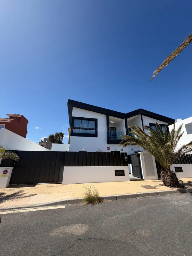 Casa con piscina privada junto al mar en La Listada