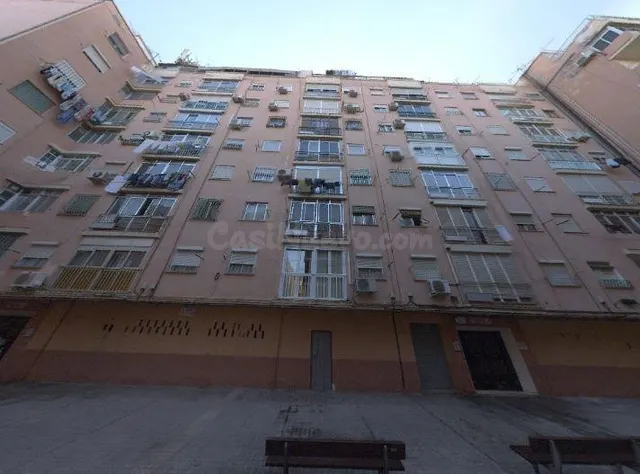 SE VENDE piso OKUPA en C TARRASA 23 de Almería - foto 3