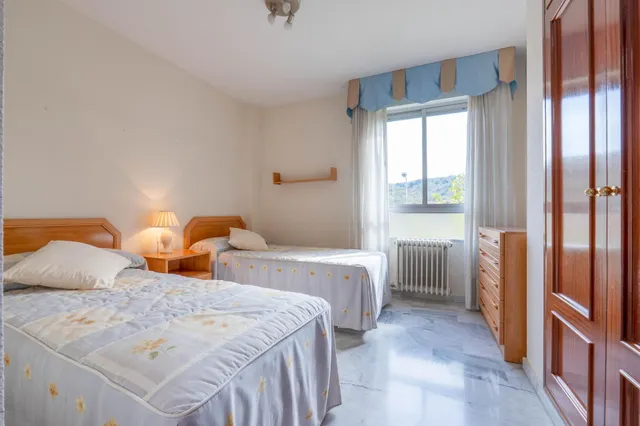 PISO DE 3 DORMITORIOS Y 2 BAÑOS CON PISCINA, GARAJE Y TERRAZA CON VISTAS DESPEJADAS EN PARQUE NUEVA GRANADA. — 42