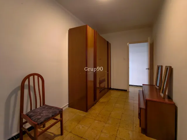 Piso económico con balcón en Plaza del Treball (Lleida) — 26