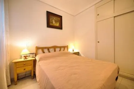 Apartamento de 2 dormitorios a 50 metros del mar en Acequión, Torrevieja — 12