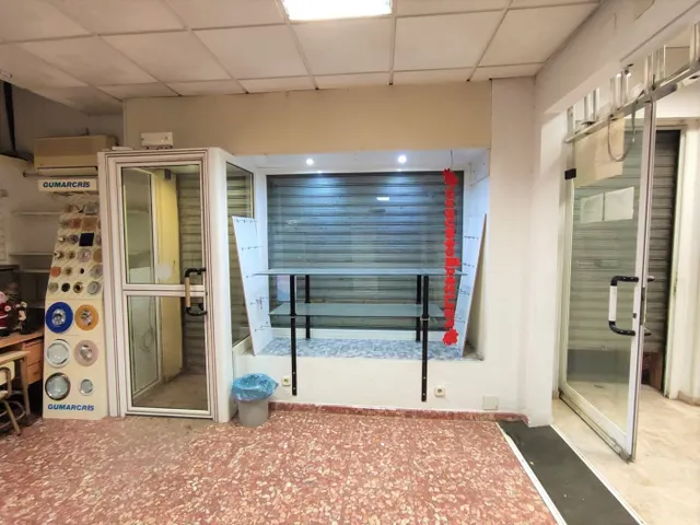 SE VENDEN DOS LOCALES JUNTOS A ESCASOS METROS DE LA AVENIDA DE CÁDIZ. — 17