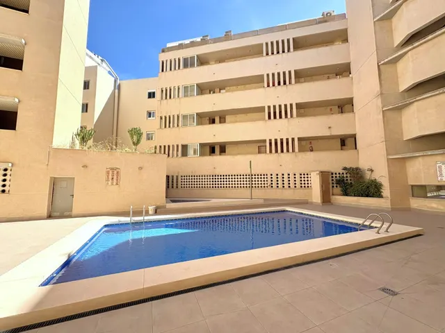 Apartamento moderno y espacioso en primera línea de mar junto a Playa del Cura. ¡3 dormitorios, 2 baños, balcón con vistas al mar (sureste) y piscina comunitaria! — 39