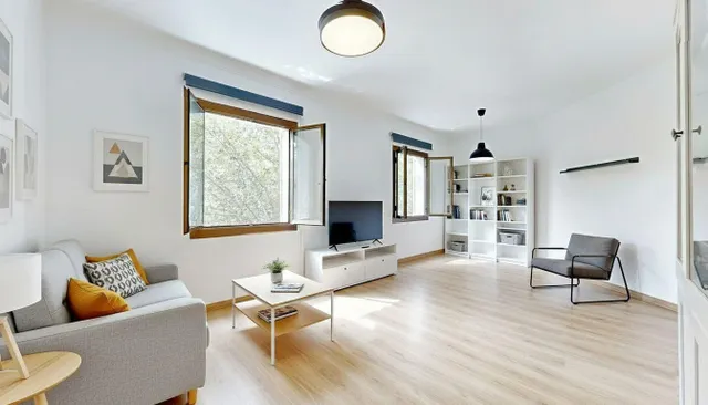 LUZ, SOL Y VISTAS DESPEJADAS EN UNA VIVIENDA EXTERIOR JUNTO 