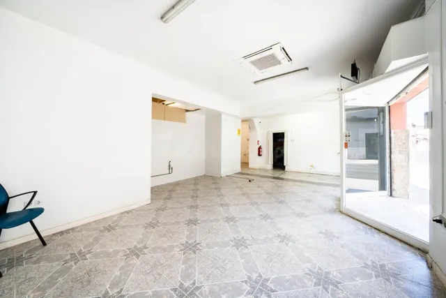 EXCLUSIVO EDIFICIO CON POSIBILIDAD DE 3 VIVIENDAS A 50 METRO - foto 3