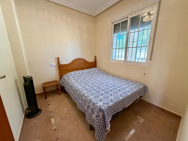 Villa independiente con piscina privada y 6 dormitorios junto a la Laguna Rosa de Torrevieja — 29