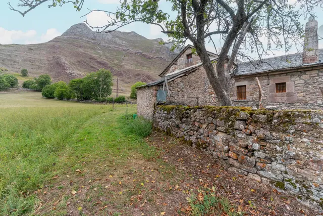CASA, CUADRA, PAJAR Y FINCAS EN VENTA EN BABIA - foto 5