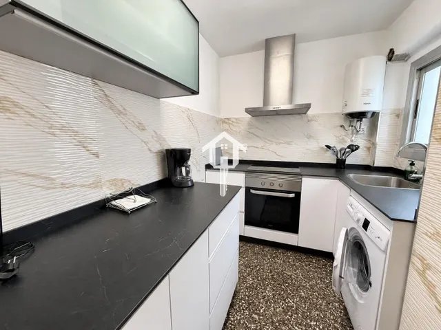 Ático en exclusiva totalmente reformado de 56 m2 con terraza en zona benalúa de Alicante: edificio con ascensor — 24