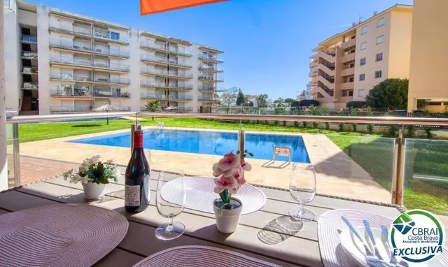 Apartamento moderno en planta baja con terraza y piscina en 