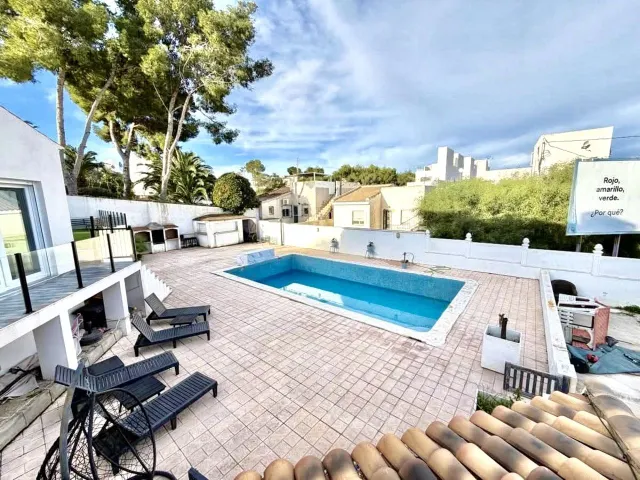 VILLA DE 6 DORMITORIOS Y 2 BAÑOS EN ORIHUELA COSTA (VILLAMAR