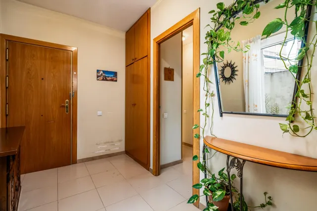 Piso 77m2., 3 Dormitorios, 2 Baños. Exterior con Patio y Ascensor. — 10