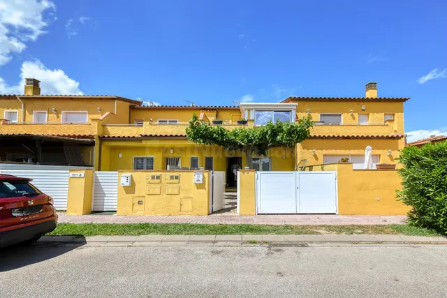 Preciosa casa adosada amueblada con 3 terrazas y vistas a zo