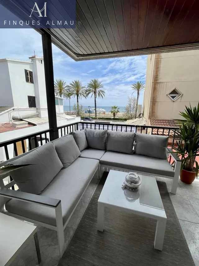 EN VENTA PISO EN PRIMERA LINEA DEL MAR