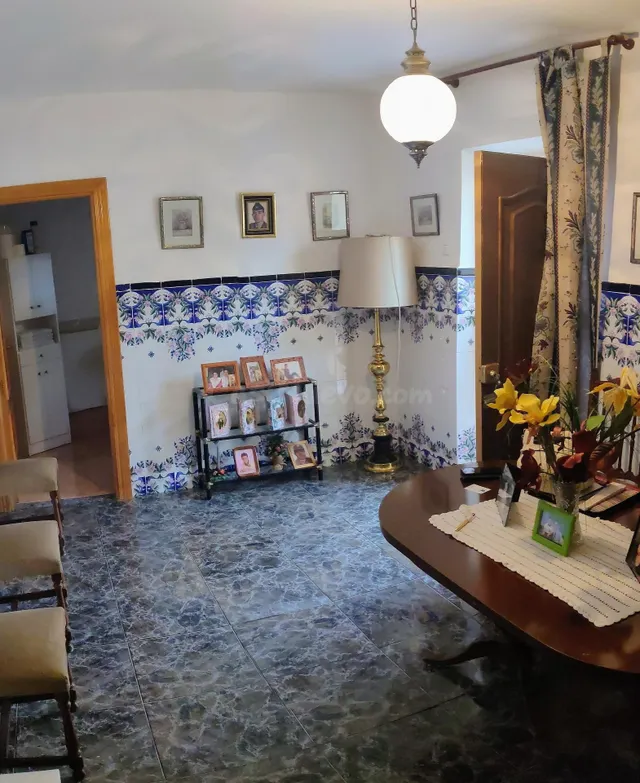 GRAN CASA FAMILIAR DE 2 PLANTAS Y 6 DORMITORIOS CON BUENA UB - foto 2