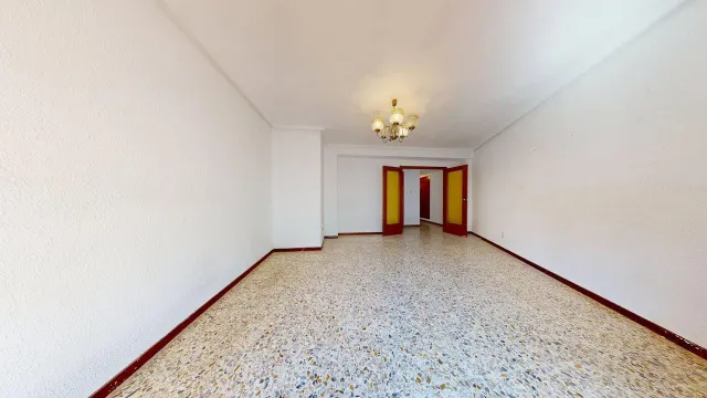 Piso de 77 m2 útiles. Distribuidos en tres dormitorios, salón, cocina, baño y zona de aparcamiento en la parte interior de la urbanización — 8